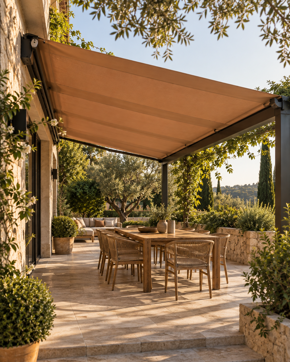 Toldo instalado sobre una zona de comedor exterior