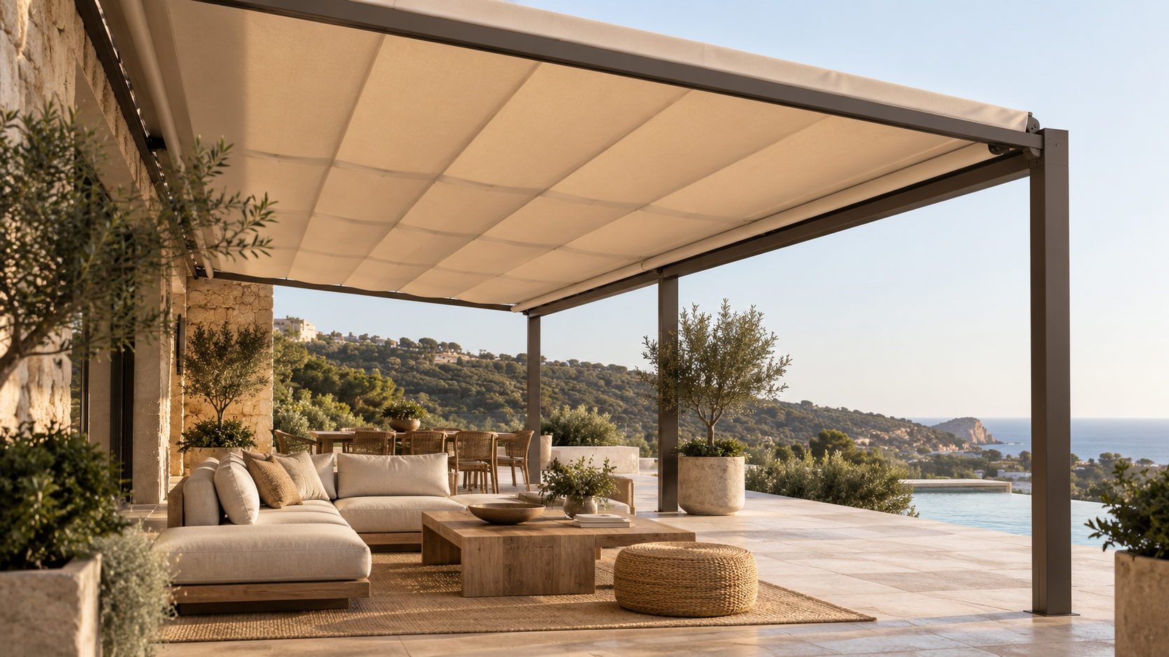 Toldo instalado en una terraza con vistas